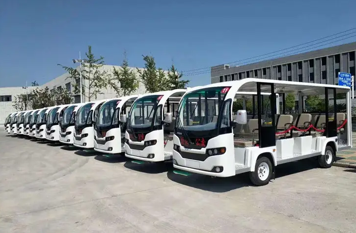 Vår elektriska låghastighets sightseeingbuss går in på universitetsområdet och blir förstahandsvalet för transport i parken